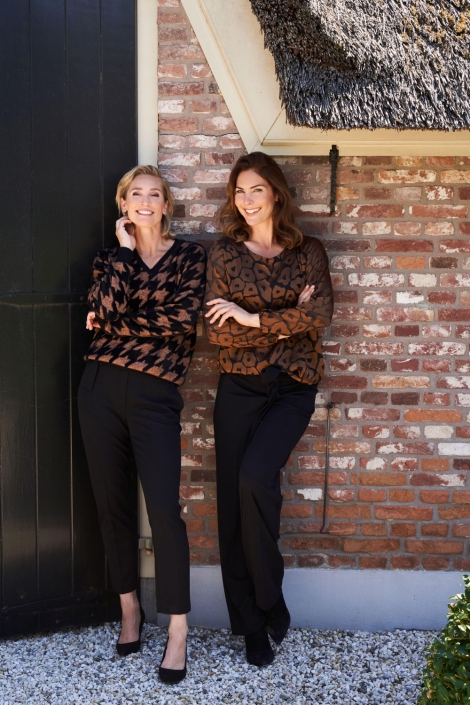 NED camel dames blouse | Sfeerbeeld, In situatie