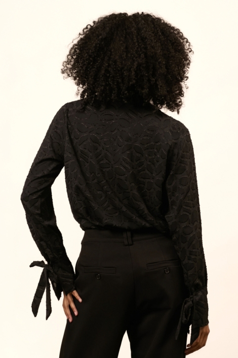 Lofty Manner zwarte dames blouse | Model achteraanzicht