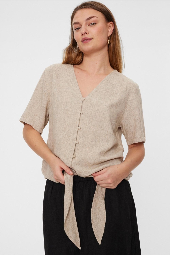 Freequent beige dames blouse | Model vooraanzicht