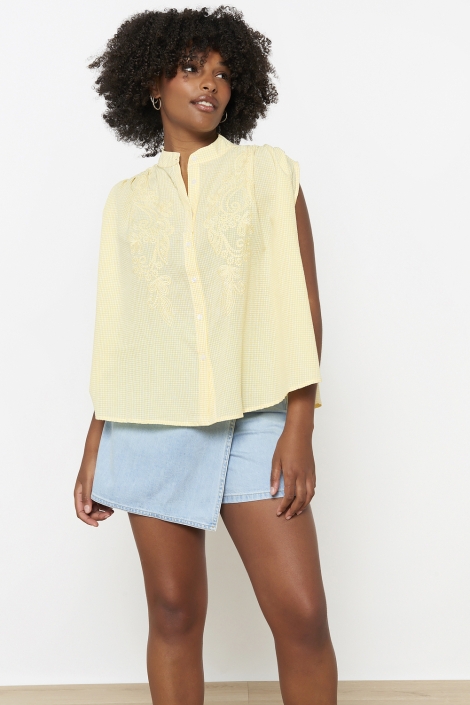 LolaLiza gele dames blouse | Model vooraanzicht