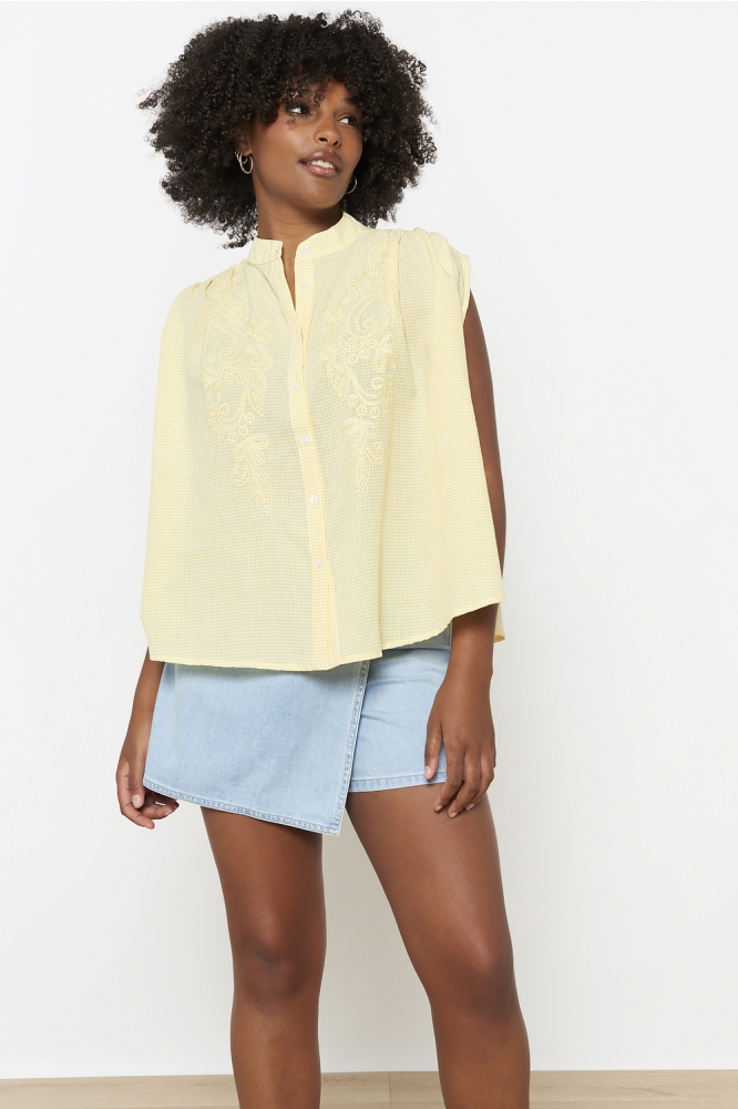 LolaLiza gele dames blouse | Model vooraanzicht