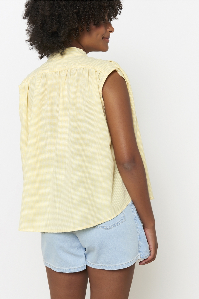 LolaLiza gele dames blouse | Model achteraanzicht