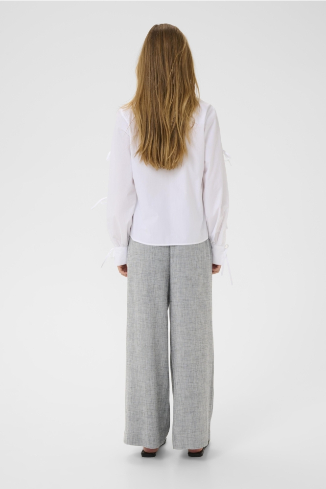 Kaffe witte dames blouse | Model achteraanzicht