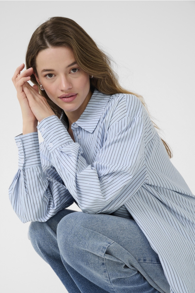 Kaffe blauwe dames blouse | Model vooraanzicht