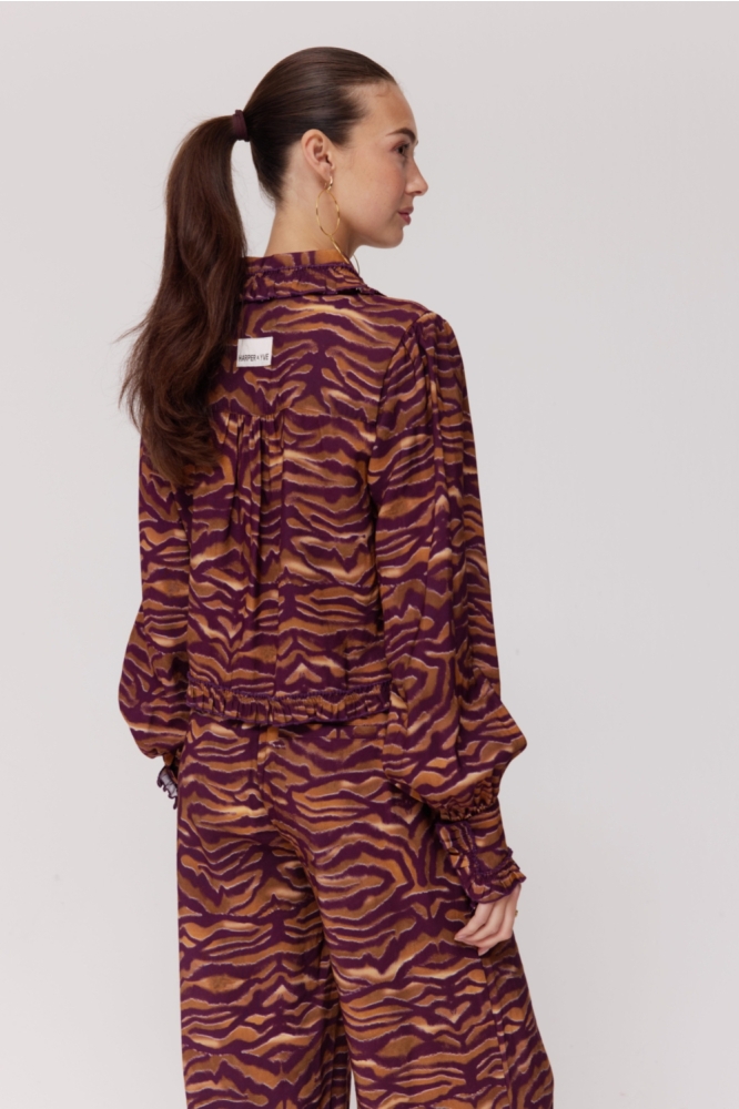 Harper & Yve paarse dames blouse | Model achteraanzicht
