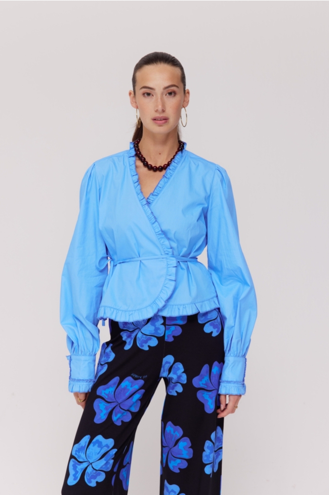 Harper & Yve blauwe dames blouse | Model vooraanzicht