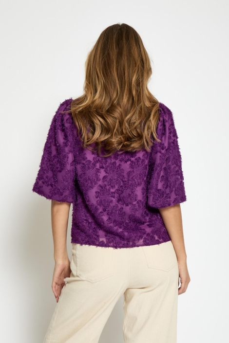 Peppercorn paarse dames blouse | Model achteraanzicht