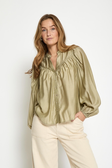 Peppercorn groene dames blouse | Model vooraanzicht