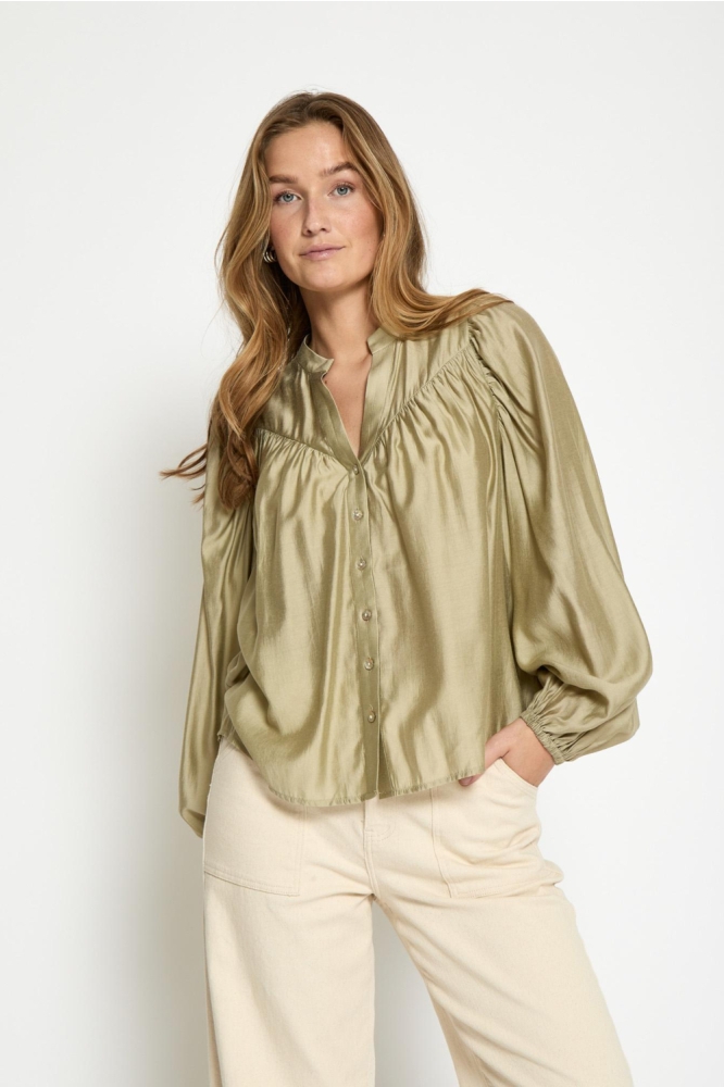 Peppercorn groene dames blouse | Model vooraanzicht