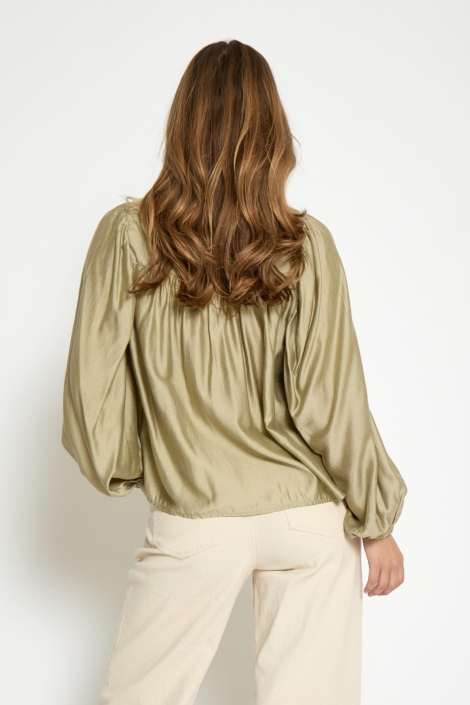 Peppercorn groene dames blouse | Model achteraanzicht