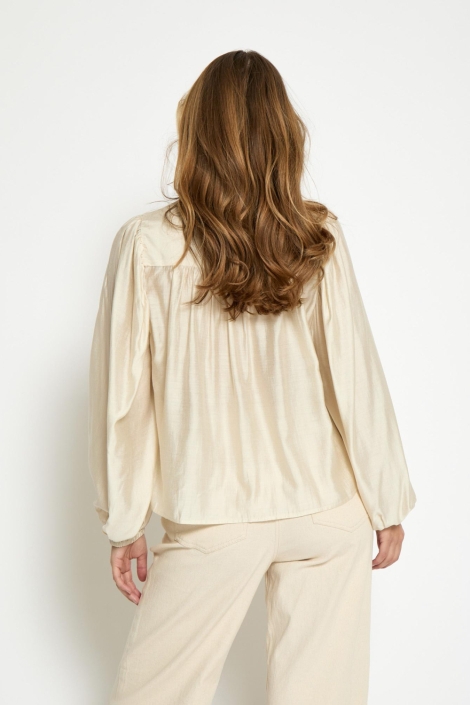 Peppercorn ecru dames blouse | Model achteraanzicht