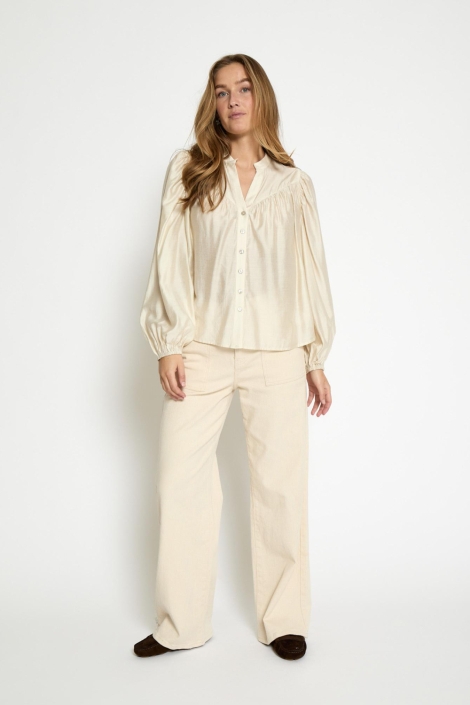 Peppercorn ecru dames blouse | Model