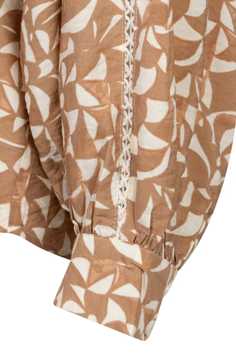 EsQualo camel dames blouse | Close up