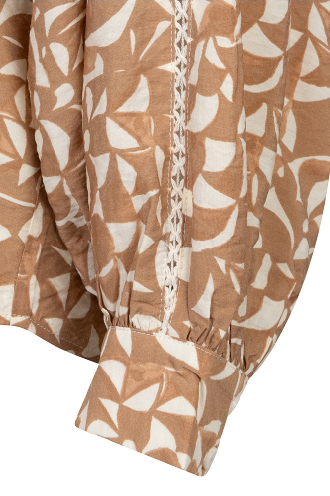 EsQualo camel dames blouse | Close up