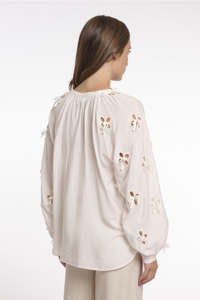 Rino & Pelle witte dames blouse | Model achteraanzicht