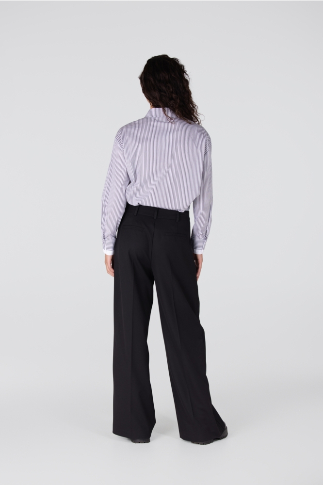 Juffrouw Jansen zwarte dames blouse | Model achteraanzicht