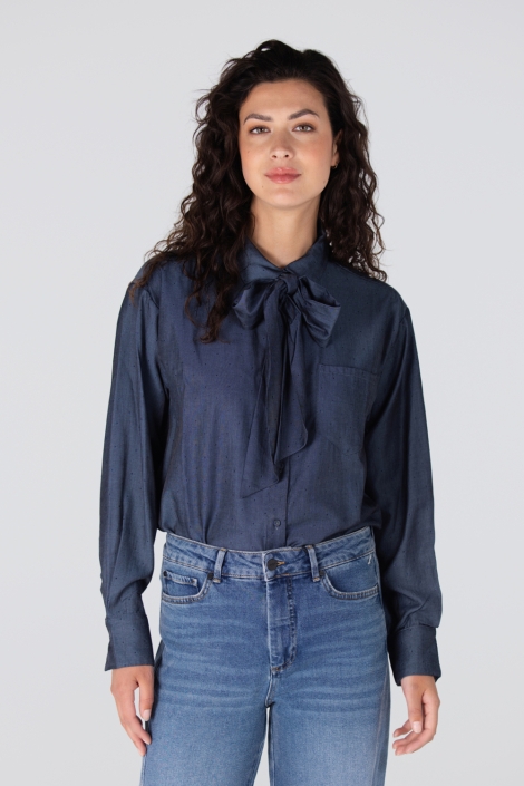 Juffrouw Jansen blauwe dames blouse | Model vooraanzicht