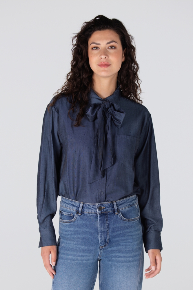 Juffrouw Jansen blauwe dames blouse | Model vooraanzicht