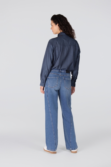 Juffrouw Jansen blauwe dames blouse | Model achteraanzicht