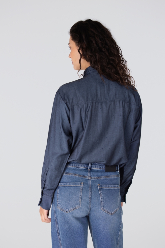 Juffrouw Jansen blauwe dames blouse | Model achteraanzicht