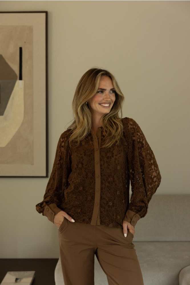 Kimara cognac dames blouse | Model vooraanzicht