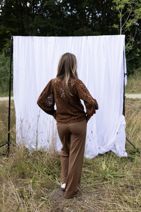 Kimara cognac dames blouse | Model achteraanzicht