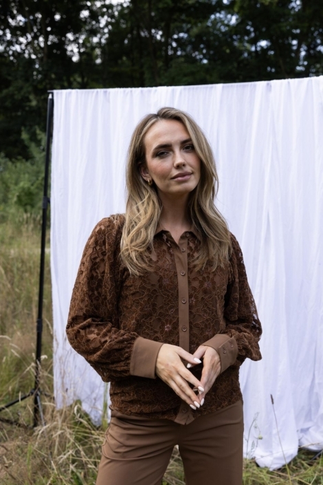 Kimara cognac dames blouse | Model vooraanzicht