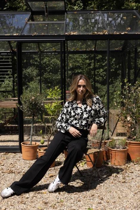 Kimara zwarte dames blouse | Sfeerbeeld, In situatie