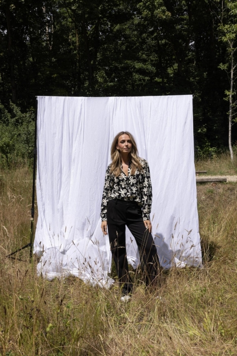 Kimara zwarte dames blouse | Sfeerbeeld, In situatie