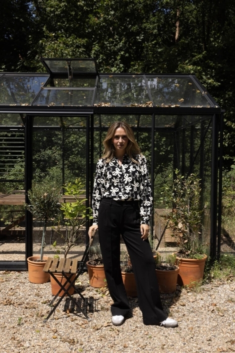 Kimara zwarte dames blouse | Sfeerbeeld, In situatie