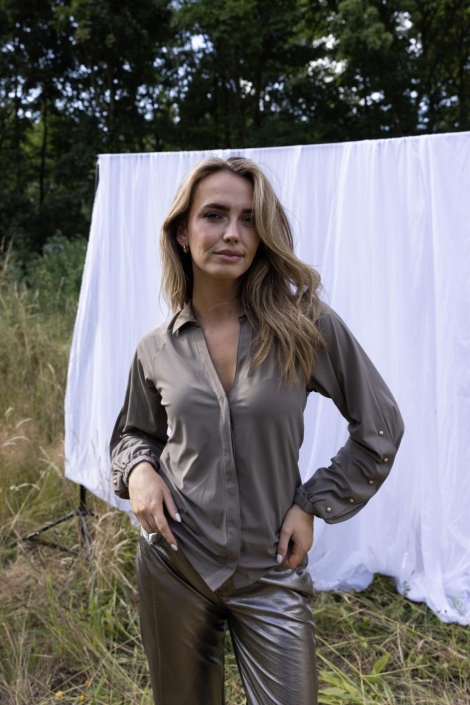Kimara taupe dames blouse | Model vooraanzicht