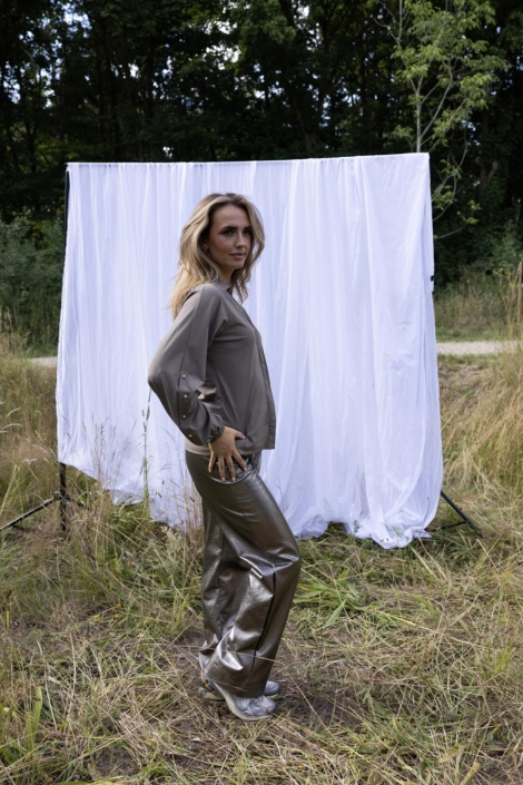 Kimara taupe dames blouse | Model zijaanzicht