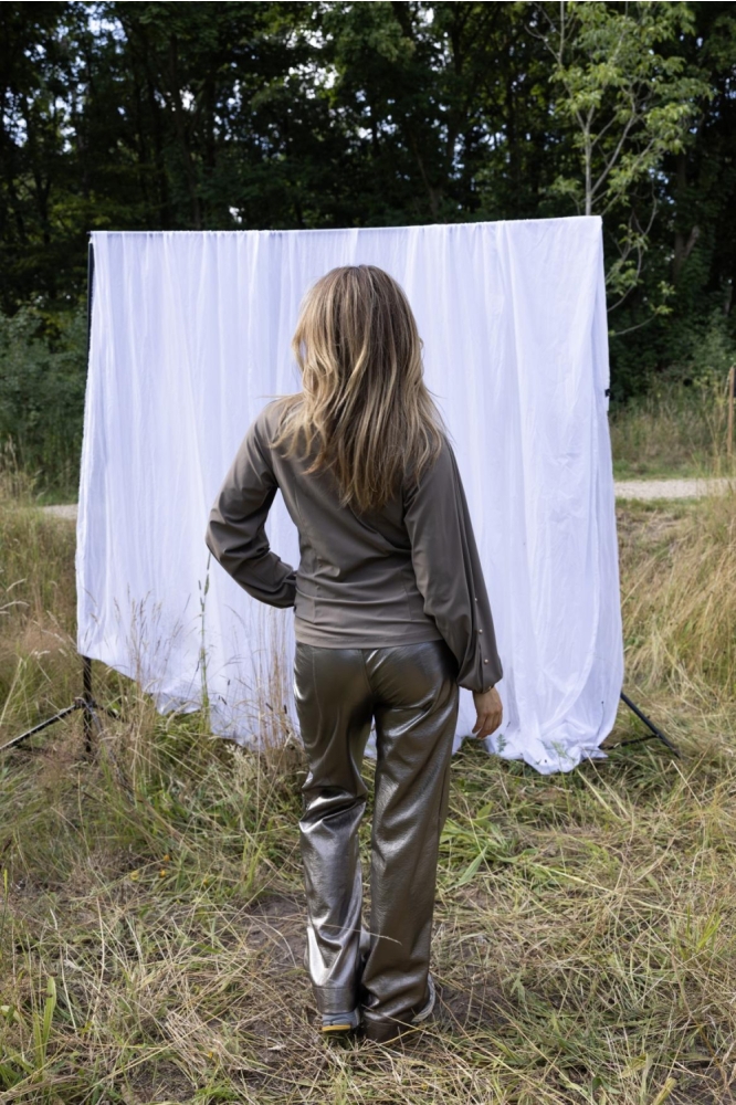 Kimara taupe dames blouse | Model achteraanzicht