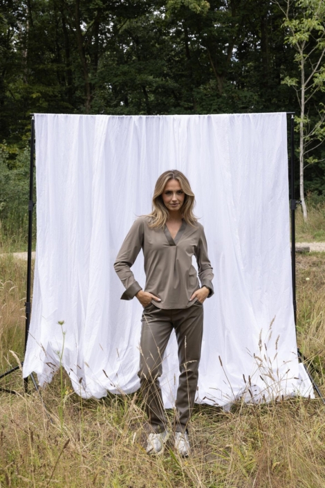 Kimara taupe dames blouse | Model