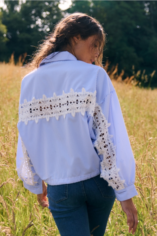 LolaLiza blauwe dames blouse | Sfeerbeeld, In situatie