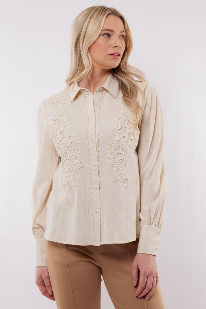 C&S The Label beige dames blouse | Model vooraanzicht