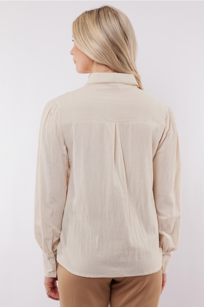 C&S The Label beige dames blouse | Model achteraanzicht