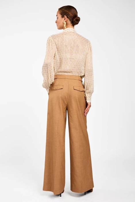 Aaiko ecru dames blouse | Model achteraanzicht