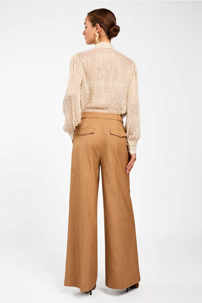 Aaiko ecru dames blouse | Model achteraanzicht