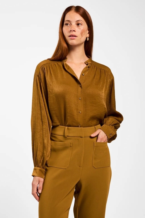Aaiko camel dames blouse | Model vooraanzicht