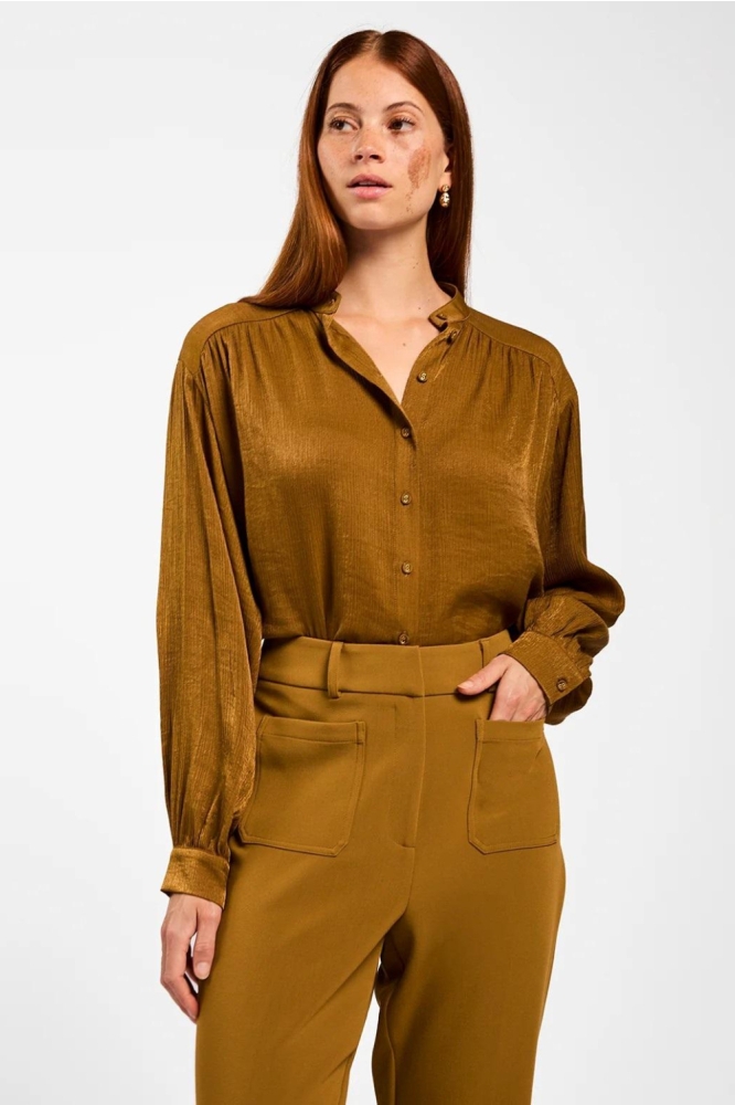 Aaiko camel dames blouse | Model vooraanzicht