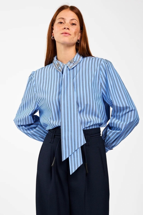 Aaiko blauwe dames blouse | Model vooraanzicht