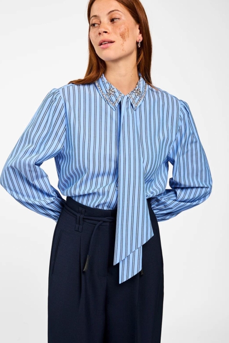 Aaiko blauwe dames blouse | Model vooraanzicht