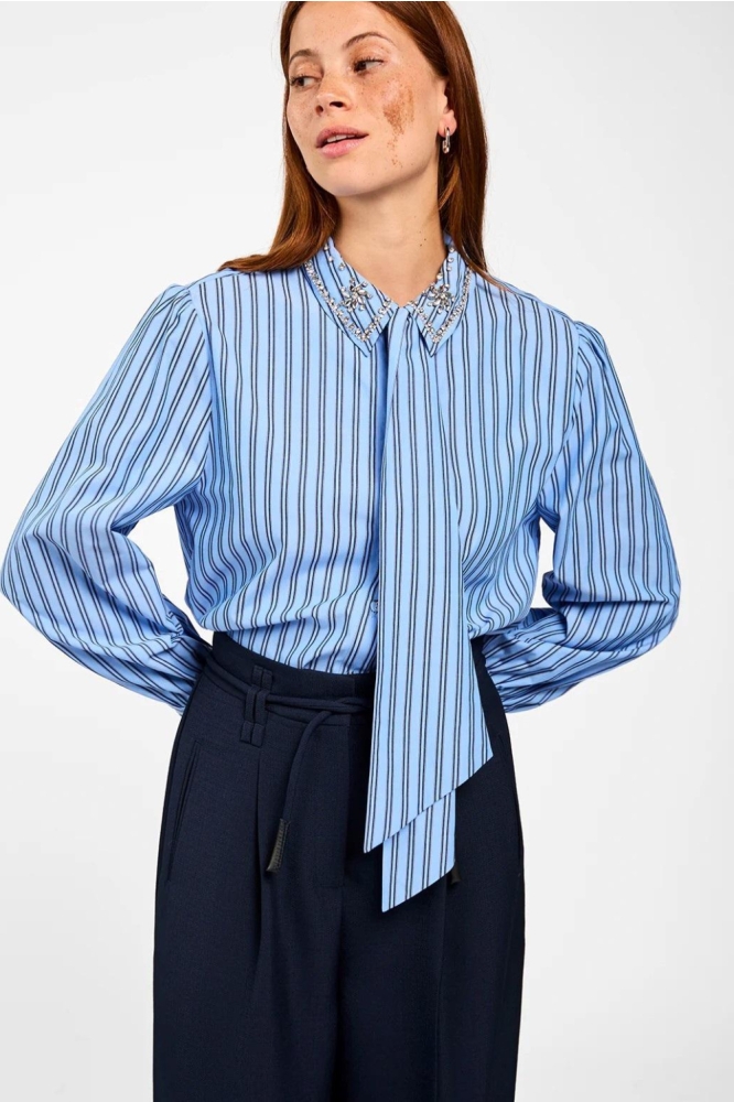 Aaiko blauwe dames blouse | Model vooraanzicht