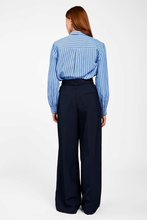Aaiko blauwe dames blouse | Model achteraanzicht