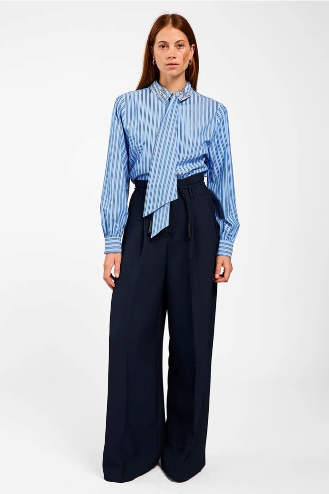 Aaiko blauwe dames blouse | Model vooraanzicht