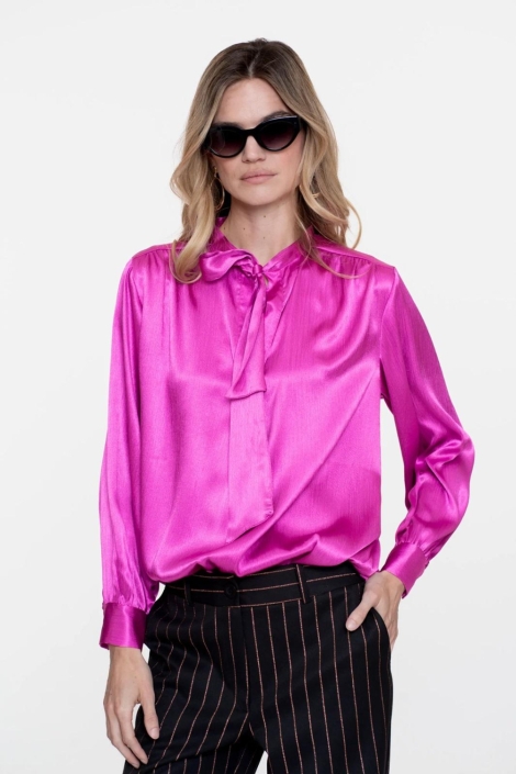 Geisha roze dames blouse | Model vooraanzicht