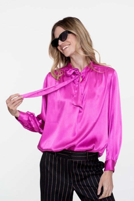 Geisha roze dames blouse | Model vooraanzicht