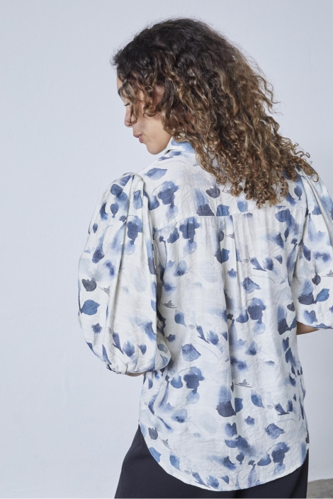 SisterS point beige dames blouse | Model achteraanzicht