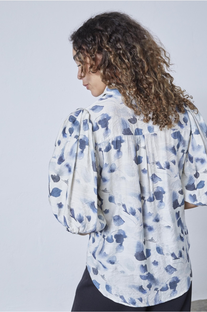 SisterS point beige dames blouse | Model achteraanzicht